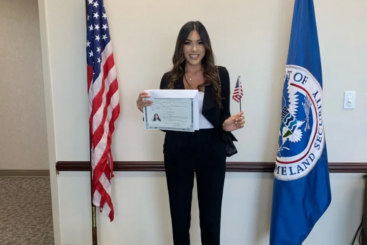 Rocio receiving her US citizenship